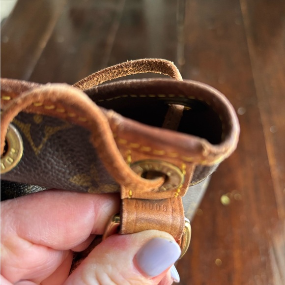 Authentic Louis Vuitton Monogram Bucket Bag - Picture 4 of 15